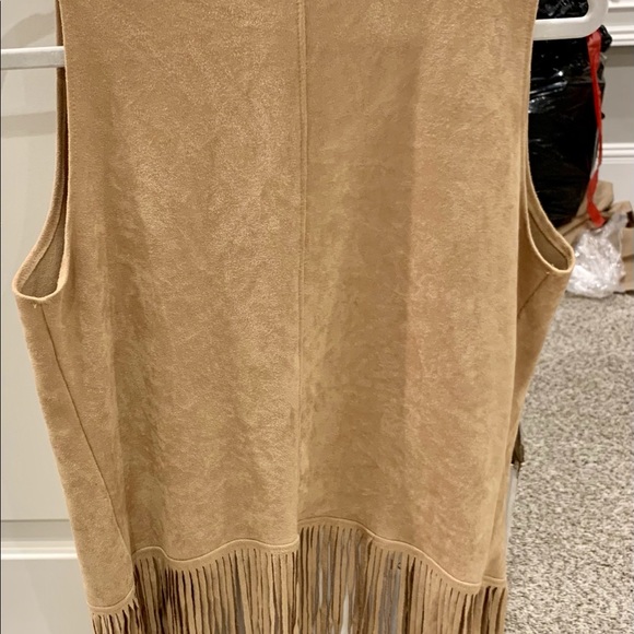Soft fringed vest - Picture 3 of 5